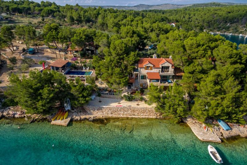 Vila z bazenom, neposredno ob morju, Milna, otok Brač, Dalmacija, Hrvaška