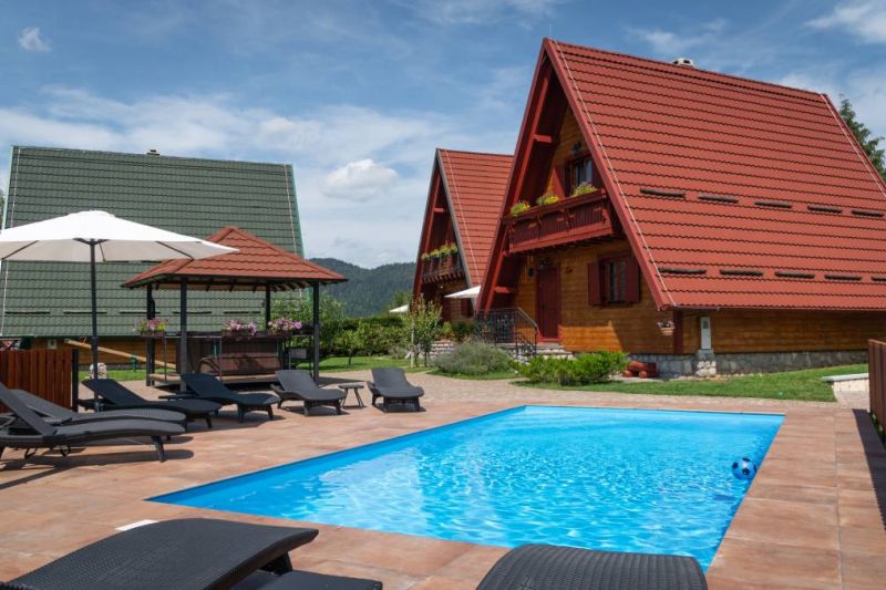 Počitniške hiše Crni Lug z bazenom, savno in jacuzzijem, Gorski Kotar, Hrvaška